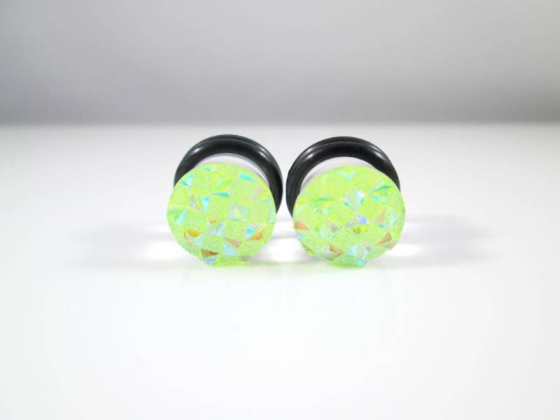 Hell Lime Grün Ab Diamond Cut Plug Ohrringe | 2G, 0G, 00G Hell Lime Grün Ab Diamond Cut Plug Ohrringe | 2G, 0G, 00G von TinyLittleFunBits