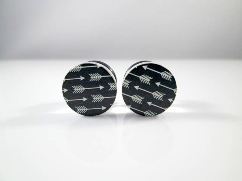 Ausverkauf - Plug Ohrringe Schwarz Mit Weißen Pfeilen 00G, 1/2 In, 7/16 in Und 9/16 Ausverkauf - Plug Ohrringe Schwarz Mit Weißen Pfeilen 00G, 1/2 In, 7/16 in Und 9/16 von TinyLittleFunBits