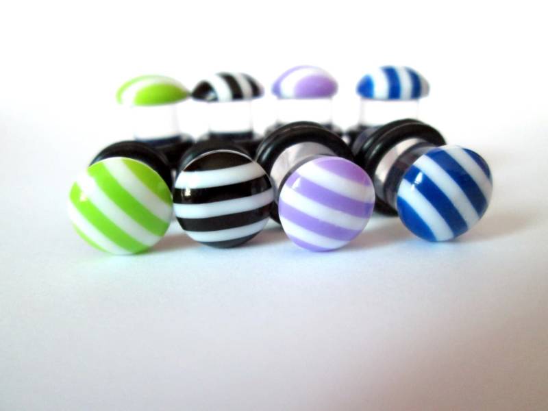 Gestreifte Candy Dot Plugs Acryl-Ohrstecker | 4G, 2G, 0G von TinyLittleFunBits