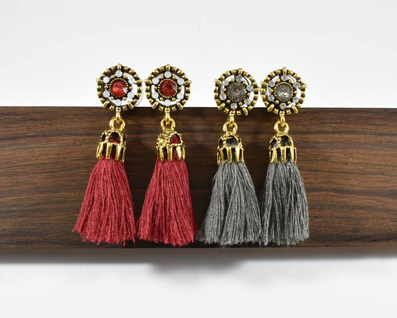 Gold Tassel Plugs Rote Oder Graue Ohrringe | 12G-18mm von TinyLittleFunBits