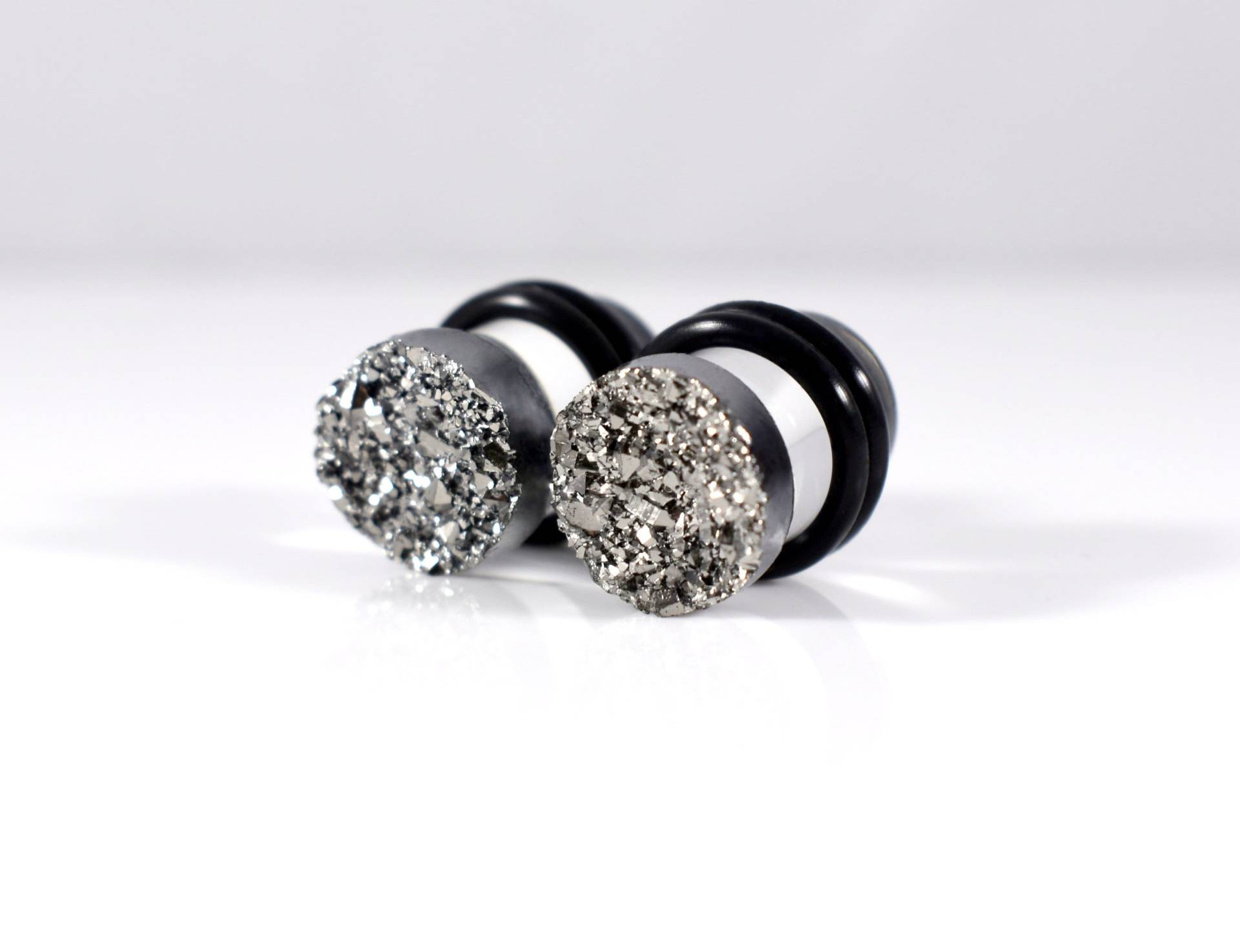 Ohrstecker - Dunkelgrau Silber Titanium Faux Druzy Sparkle 4G, 2G, 0G Und 00G von TinyLittleFunBits