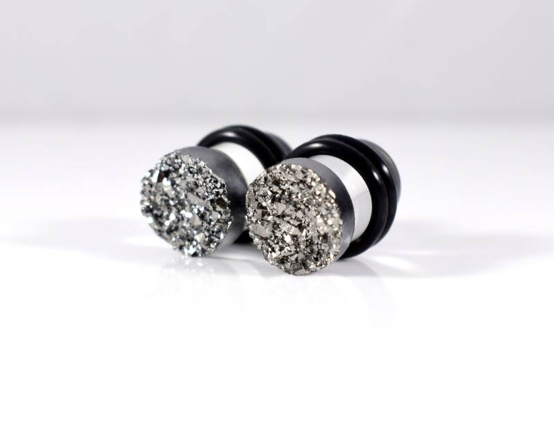 Ohrstecker - Dunkelgrau Silber Titanium Faux Druzy Sparkle 4G, 2G, 0G Und 00G von TinyLittleFunBits