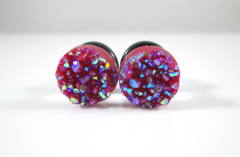 Plug Ohrringe - Burgundy Red Ab Finish Faux Druzy Sparkle 4G, 2G, 0G Und 00G von TinyLittleFunBits