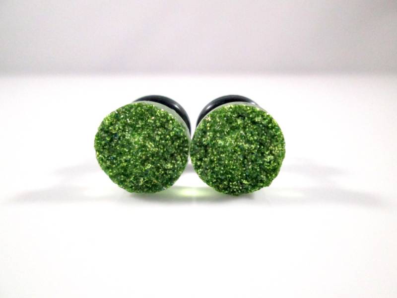 Plug Ohrringe - Frühling Gras Grün Glitzer Faux Druzy 2G, 0G Und 00G von TinyLittleFunBits