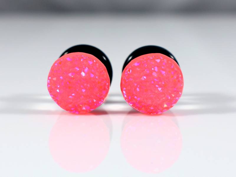 - Plug Ohrringe Hot Pink Titanium Sparkle Faux Druzy 4G, 2G, 0G Und 00G von TinyLittleFunBits