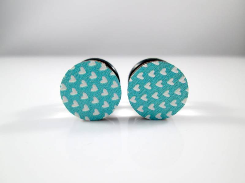 Plug Ohrringe - Türkis Weiße Herzen Muster Button Plugs 00G, 1/2 In, 7/16 in Und 9/16 von TinyLittleFunBits