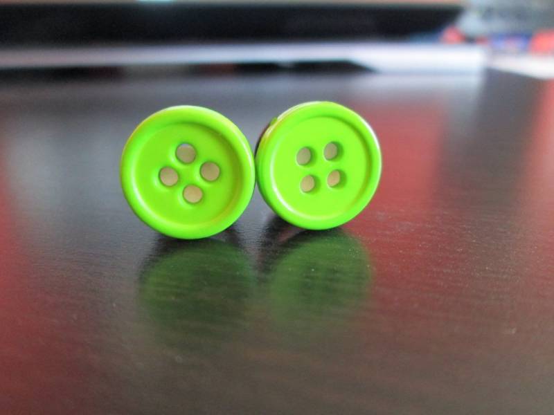 Plugs - Bright Summer Grass Green Button 2G, 0G Und 00G von TinyLittleFunBits