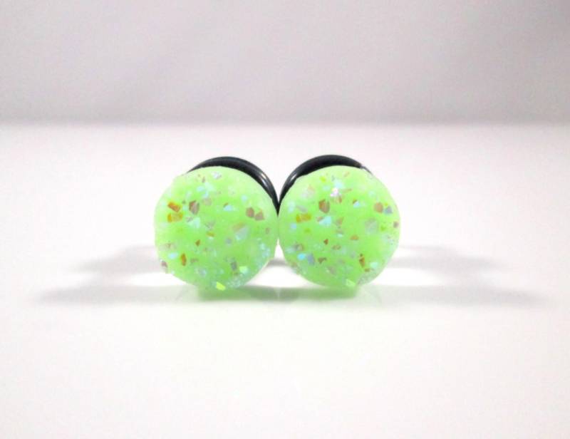 Plugs - Light Lime Green Chunky Sparkle Faux Druzy 2G, 0G Und 00G von TinyLittleFunBits