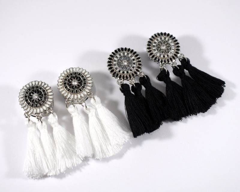 Plugs - Silber Mit Weißen Oder Schwarzen Quasten Boho Baumeln 1/2 In, 9/16 in Und 5/8 von TinyLittleFunBits