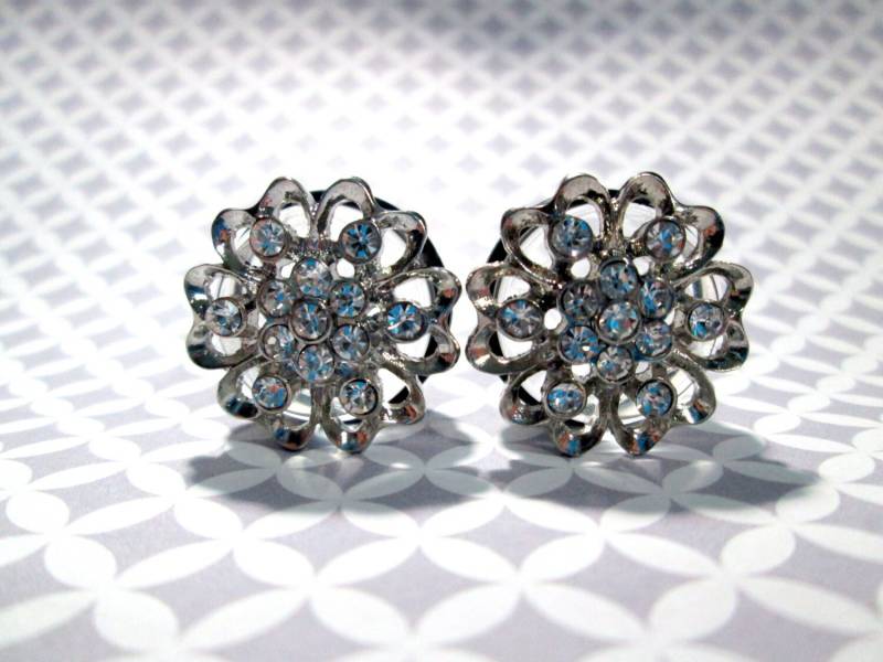 Stecker Ohrringe - Braut Silber Strass Blume 15/8 In, 3/4 in Und 7/8 von TinyLittleFunBits
