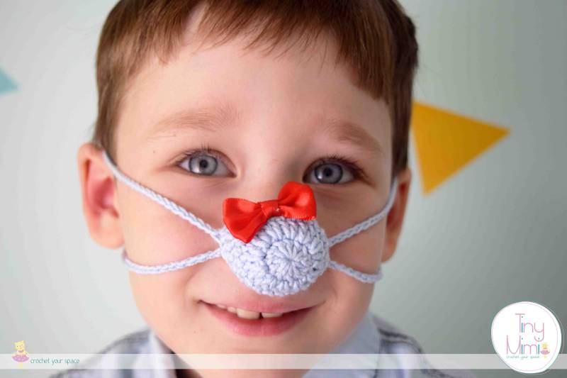 Gehäkelter Nasenwärmer Mit Schleife - Fun Holiday Face Cover von TinyMimiMimi