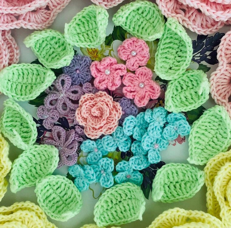 Häkelblumen Und Blatt Applikationen Scrapbooking Verzierungen, Set Mit 25 Stück Häkelblumen Und Blatt Applikationen Scrapbooking Verzierungen, Set Mit 25 Stück von TinyMimiMimi