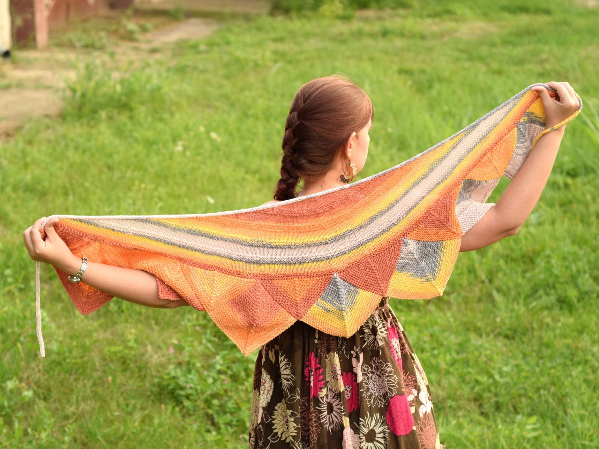 Boho Schal in Herbstlichen Farbtönen, Für Damen, Gezackte Halbmond Form, Schal, Hipster Versandfertig von TinyOrchids