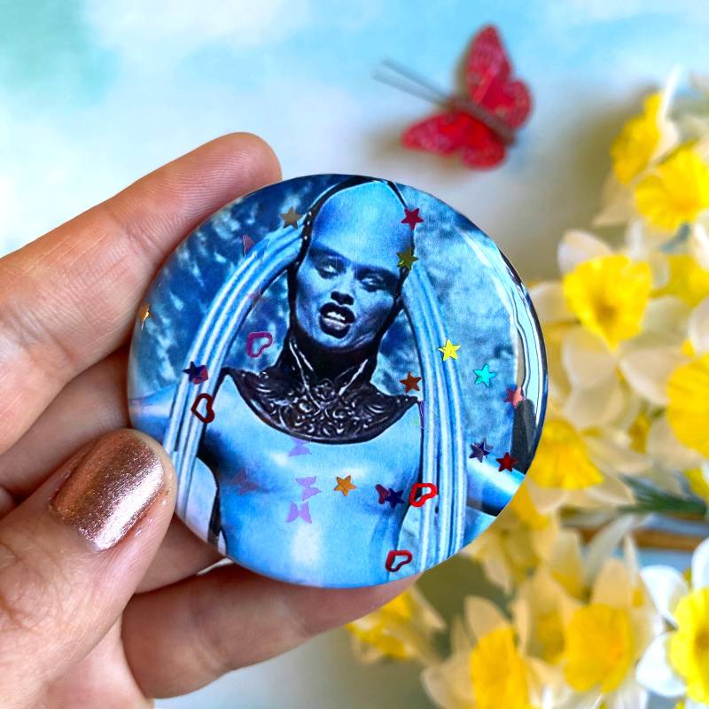 Fifth Element Opernsängerin Glitzer Pin - Handgemachter 5, 5 cm Button Geschenkidee Geburtstag Und Gastgeschenke Kostenloser Versand von TinyPinkShoe