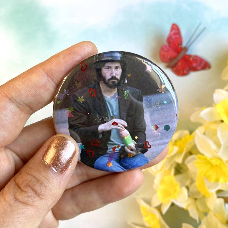 Traurige Keanu Reeves Glitter Pins - 2, 25" Knöpfe Beste Freundin Geschenke Geburtstagsgeschenke Und Party Gefälligkeiten Kostenloser Versand von TinyPinkShoe