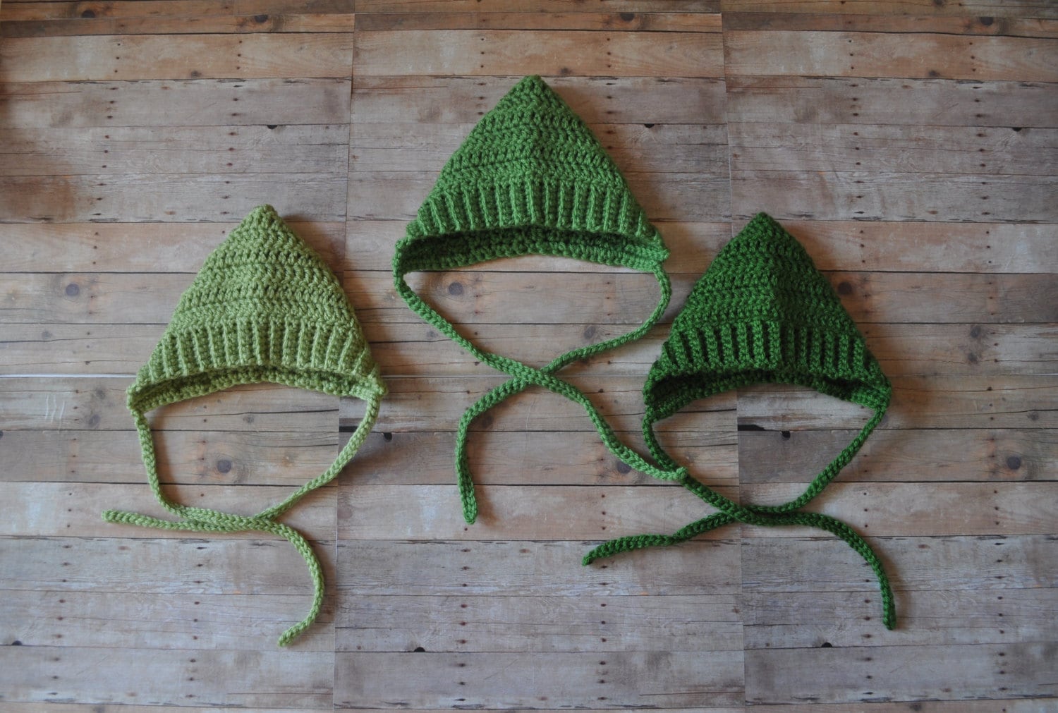 Abgesetzte Neugeborenen Mütze in Grüntönen von TinyPropsAndPatterns