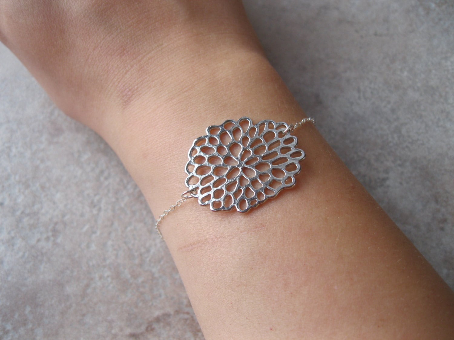 Armband Silber Hortensie, Hortensie Schmuck, Einfache Silberarmband, Blume Blumen-Armband, Moderne Armband, Alltäglichen Armband Silber Hortensie, Hortensie Schmuck, Einfache Silberarmband, Blume Blumen-Armband, Moderne Armband, Alltäglichen von TinyRosesJewelry