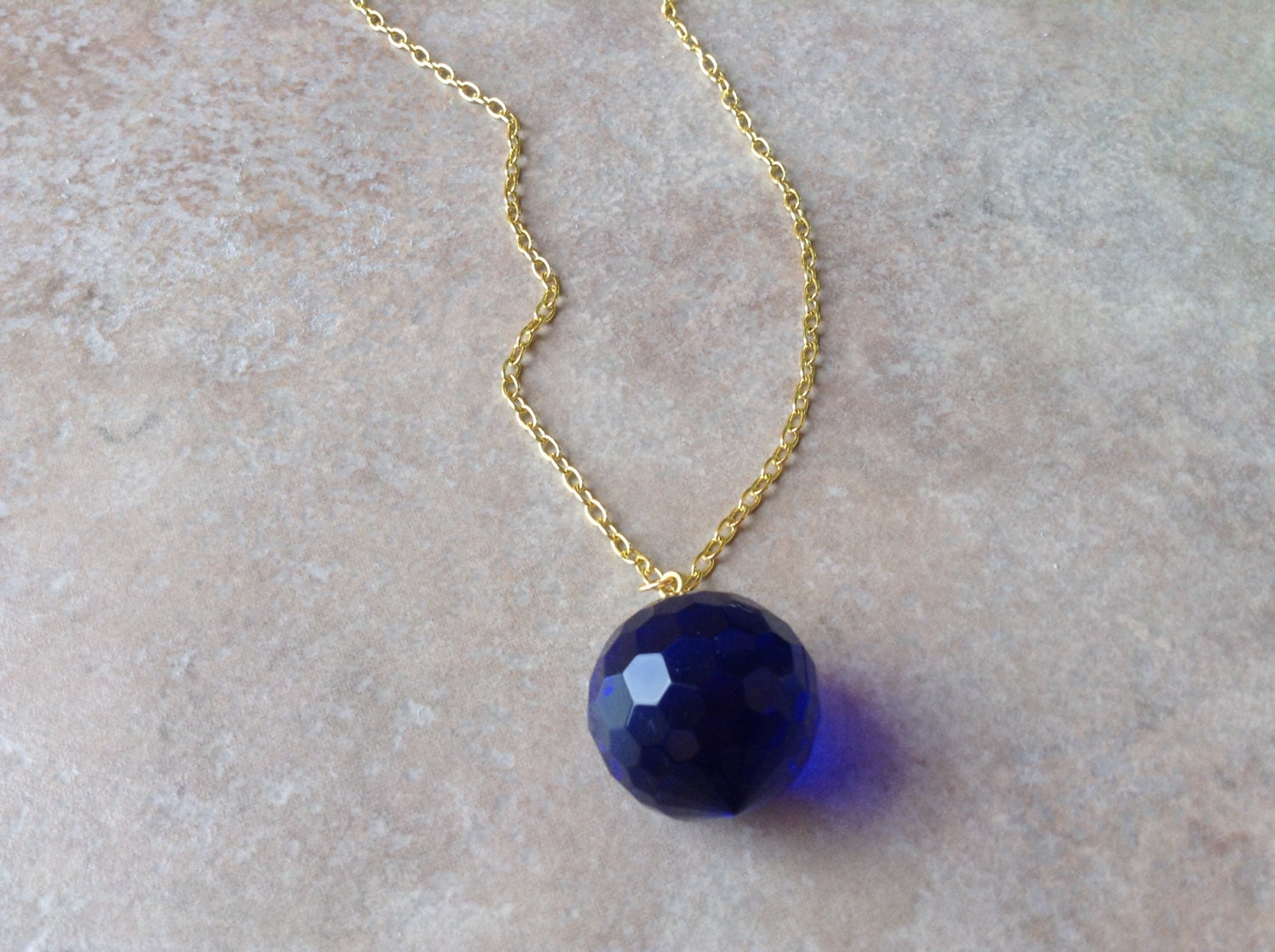 Blaue Kugel Halskette, Dunkel Blau Sapphire Runde, Unkonventionellen Stil, Schichtung Acryl Einzigartigen Schmuck Halskette Blaue Kugel Halskette, Dunkel Blau Sapphire Runde, Unkonventionellen Stil, Schichtung Acryl Einzigartigen Schmuck Halskette von TinyRosesJewelry