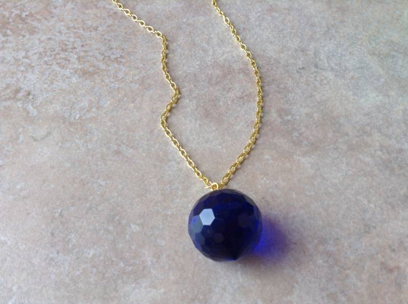 Blaue Kugel Halskette, Dunkel Blau Sapphire Runde, Unkonventionellen Stil, Schichtung Acryl Einzigartigen Schmuck Halskette Blaue Kugel Halskette, Dunkel Blau Sapphire Runde, Unkonventionellen Stil, Schichtung Acryl Einzigartigen Schmuck Halskette von TinyRosesJewelry
