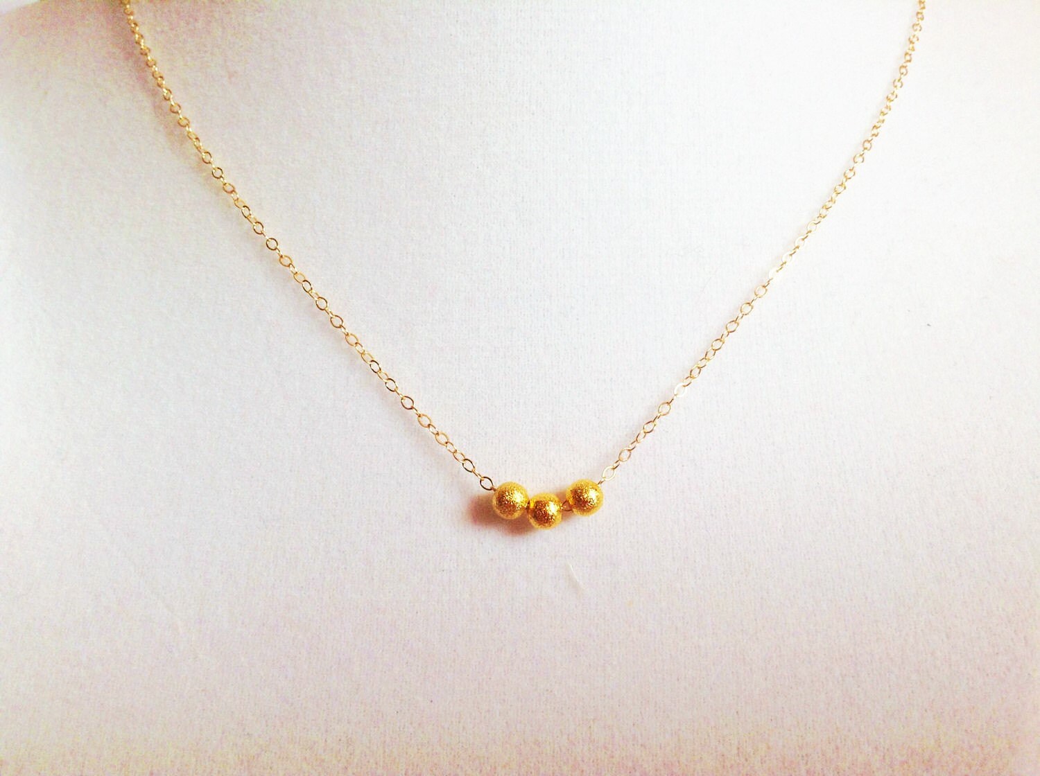 Gold Kugel Halskette, Stardust Collier, Schmuck, Kleine Perlen Gold Gold Kugel Halskette, Stardust Collier, Schmuck, Kleine Perlen Gold von TinyRosesJewelry