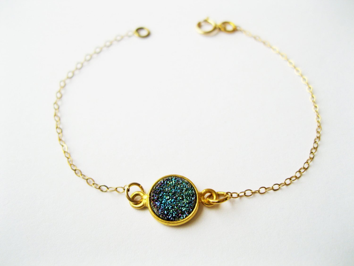 Kleine Grüne Druzy Armband, Grün Mimalist Schmuck, Zarte Moderne Schmuck Kleine Grüne Druzy Armband, Grün Mimalist Schmuck, Zarte Moderne Schmuck von TinyRosesJewelry