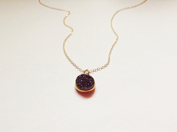 Kleine Lila Runde Druzy Halskette, Halskette Druzy, Kleine Collier, Zierliche Amethyst Natürliche Glitzernden Kleine Lila Runde Druzy Halskette, Halskette Druzy, Kleine Collier, Zierliche Amethyst Natürliche Glitzernden von TinyRosesJewelry