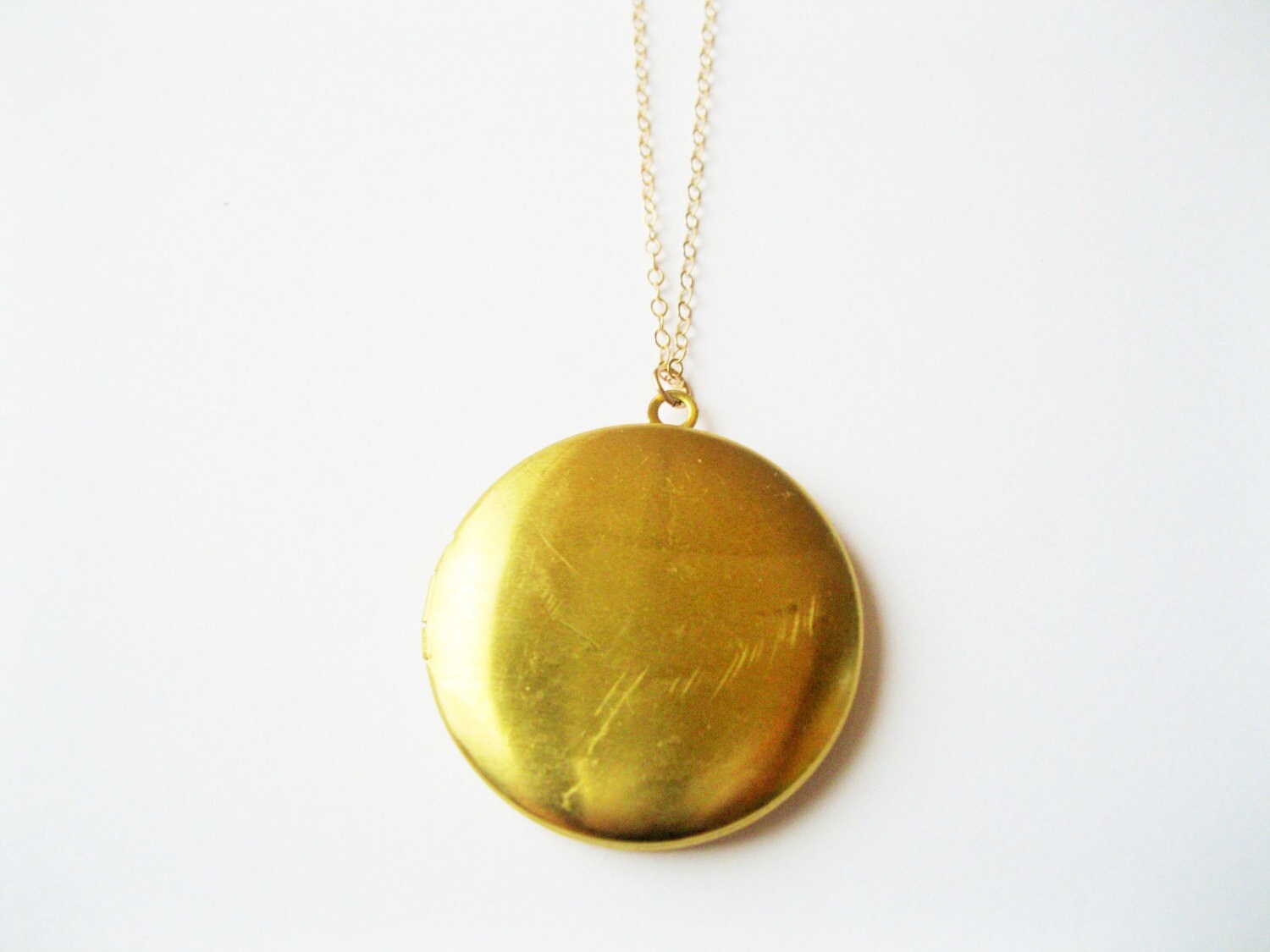 Large Medaillon Halskette, Messing Layering Große Gold Moderne Halskette Large Medaillon Halskette, Messing Layering Große Gold Moderne Halskette von TinyRosesJewelry