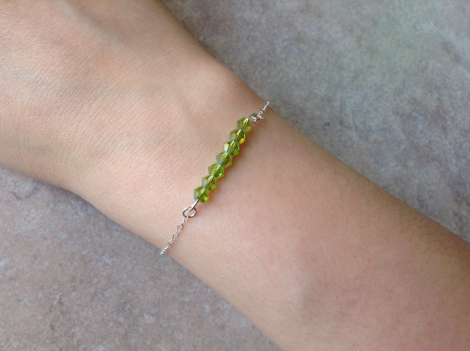 Leichte Grüne Perlen Armband, Winzigen Winzige Schmuck, Modernes Zierliche Goldarmband Leichte Grüne Perlen Armband, Winzigen Winzige Schmuck, Modernes Zierliche Goldarmband von TinyRosesJewelry