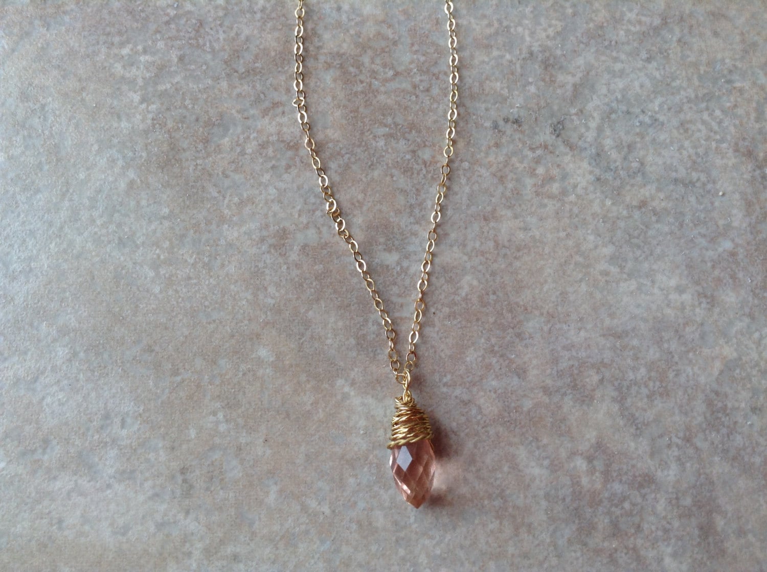 Leichte Rosa Kristall Kette, Draht Gewickelt Schmuck, Edelstein Halskette, Zarte Zierliche Gold Winzige Rosa Schmuck Leichte Rosa Kristall Kette, Draht Gewickelt Schmuck, Edelstein Halskette, Zarte Zierliche Gold Winzige Rosa Schmuck von TinyRosesJewelry