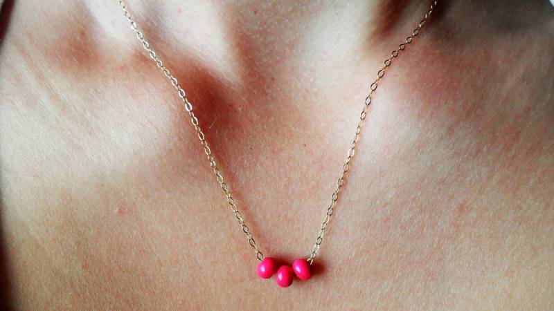 Rosa, Zierliche Halskette, Bunte Winzige Perlen Halskette Holzperlen, Kleine Goldene Zierlich, Einzigartigen Schmuck Rosa, Zierliche Halskette, Bunte Winzige Perlen Halskette Holzperlen, Kleine Goldene Zierlich, Einzigartigen Schmuck von TinyRosesJewelry