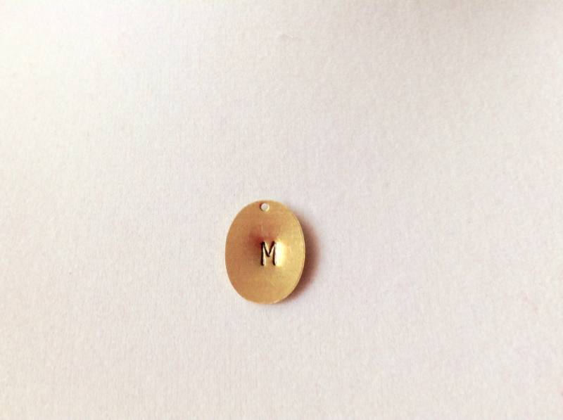 Schnelle Lieferung Buchstaben Charm Fügen Sie An Einer Halskette Oval Messing Charme, Personalisieren von TinyRosesJewelry