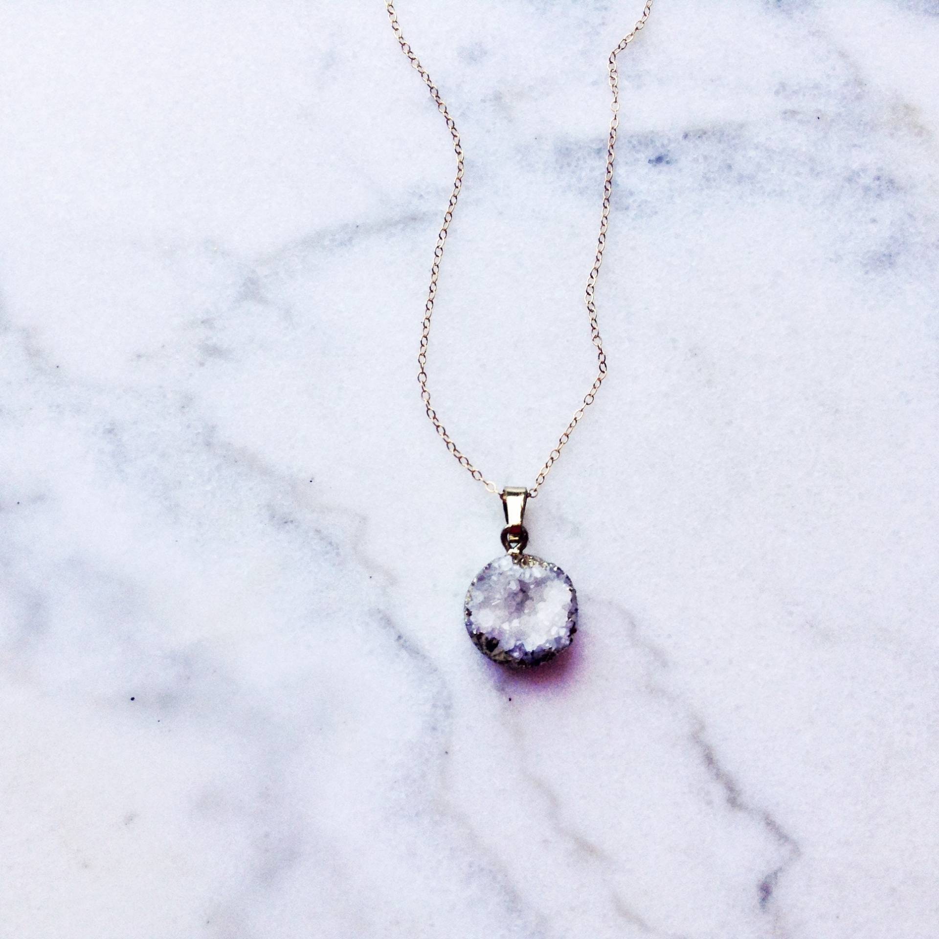 Weiße Druzy Halskette, Weiße Druzy Schmuck, Natürlichen Natürliche Weißen Rock Halskette Weiße Druzy Halskette, Weiße Druzy Schmuck, Natürlichen Natürliche Weißen Rock Halskette von TinyRosesJewelry