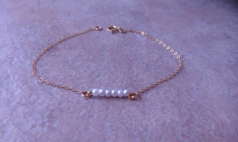 Zierliche Goldarmband, Teeny Tiny Armband, Winzige Weiße Perlen Perlenschmuck, Kleine Perlen-Armband, Gold Zarte Zierliche Goldarmband, Teeny Tiny Armband, Winzige Weiße Perlen Perlenschmuck, Kleine Perlen-Armband, Gold Zarte von TinyRosesJewelry