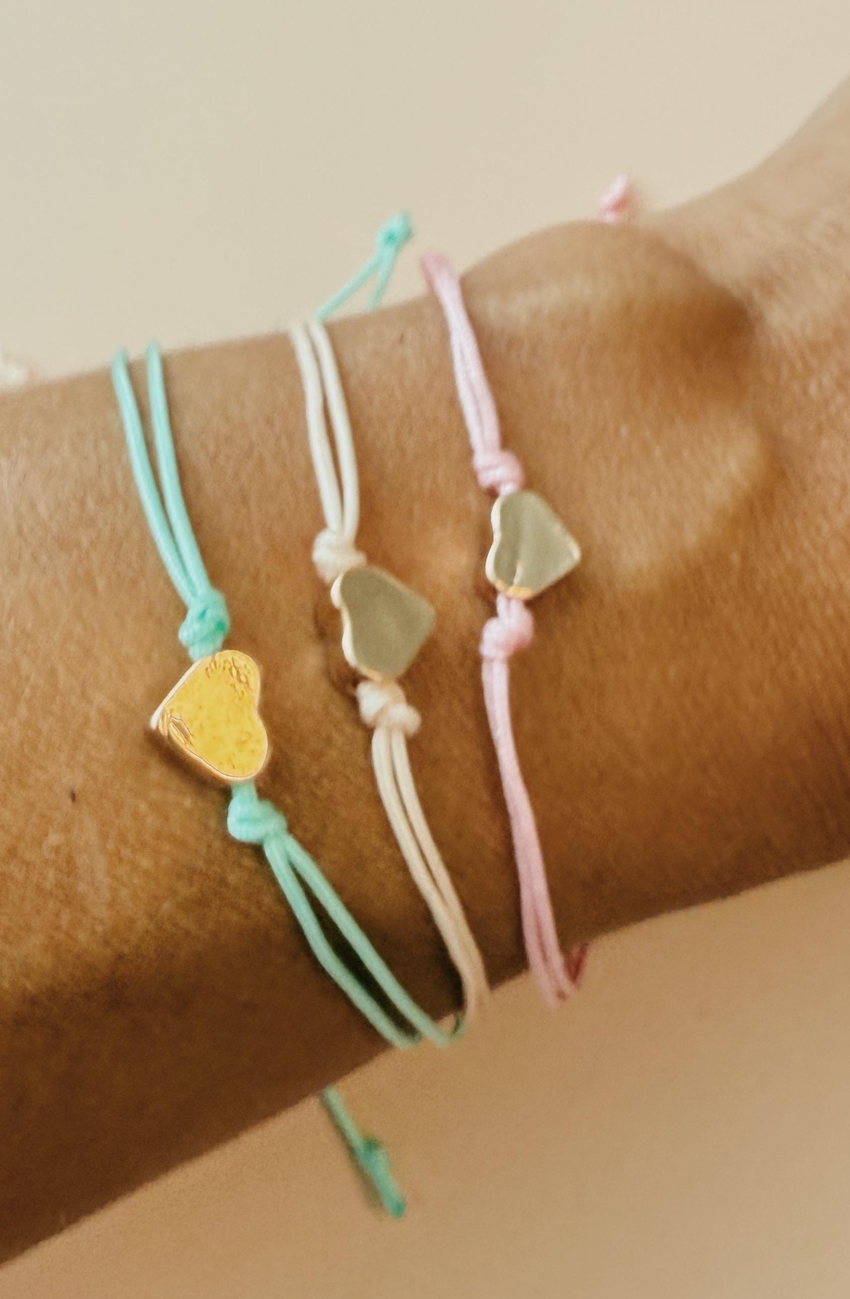 Herz-Armbänder Im Set - Verstellbare Freundschaftsarmbänder in Pastell, Makramee Stil, Geschenkidee Für Mädchen & Frauen Herz-Armbänder Im Set - Verstellbare Freundschaftsarmbänder in Pastell, Makramee Stil, Geschenkidee Für Mädchen & Frauen von TinySavvyThings