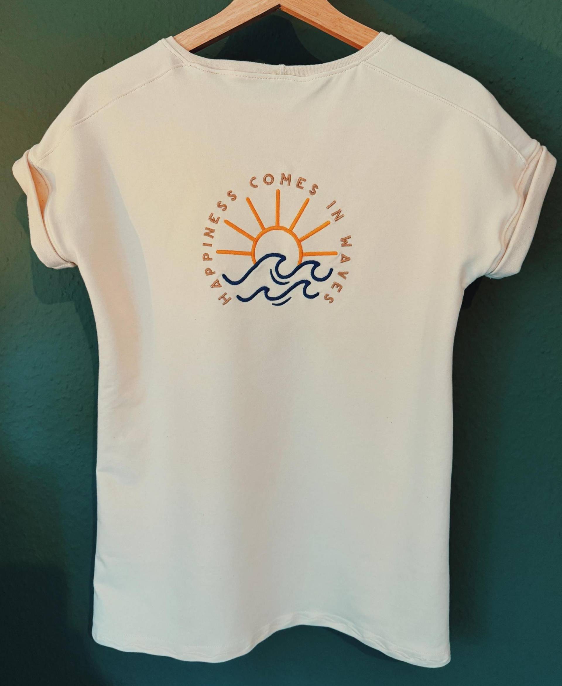 Gots T-Shirt Mit Stickerei "Happiness Comes in Waves" Vielen Farben Größe 32-56 Gots T-Shirt Mit Stickerei "Happiness Comes in Waves" Vielen Farben Größe 32-56 von TinyStitchesDE