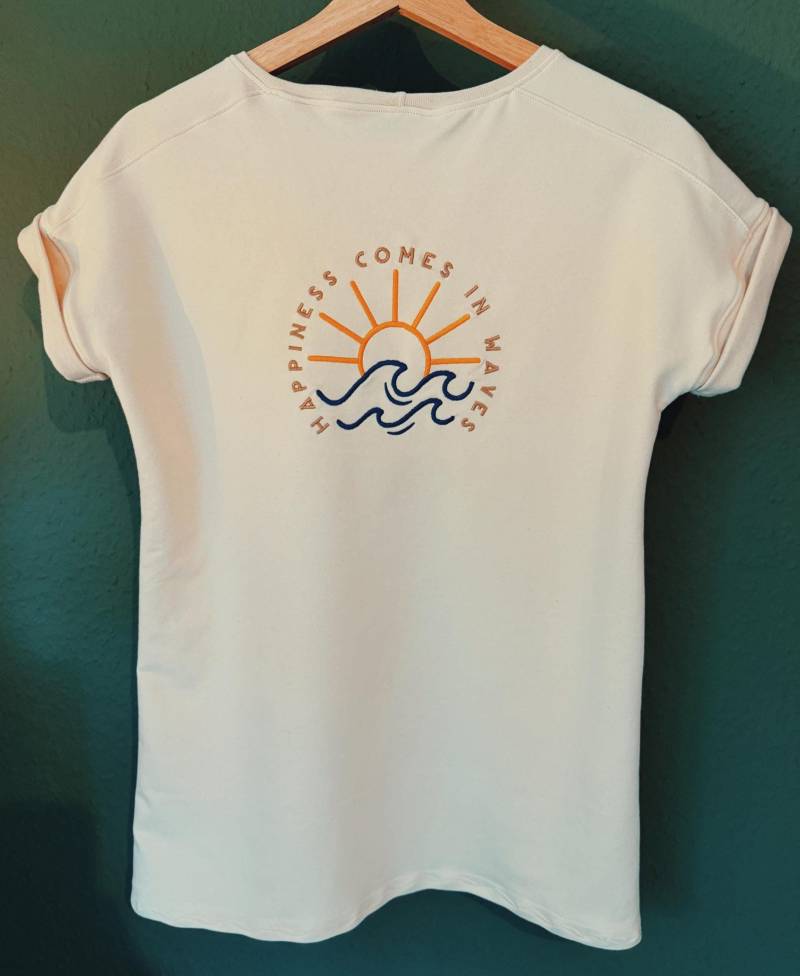 Gots T-Shirt Mit Stickerei "Happiness Comes in Waves" Vielen Farben Größe 32-56 Gots T-Shirt Mit Stickerei "Happiness Comes in Waves" Vielen Farben Größe 32-56 von TinyStitchesDE
