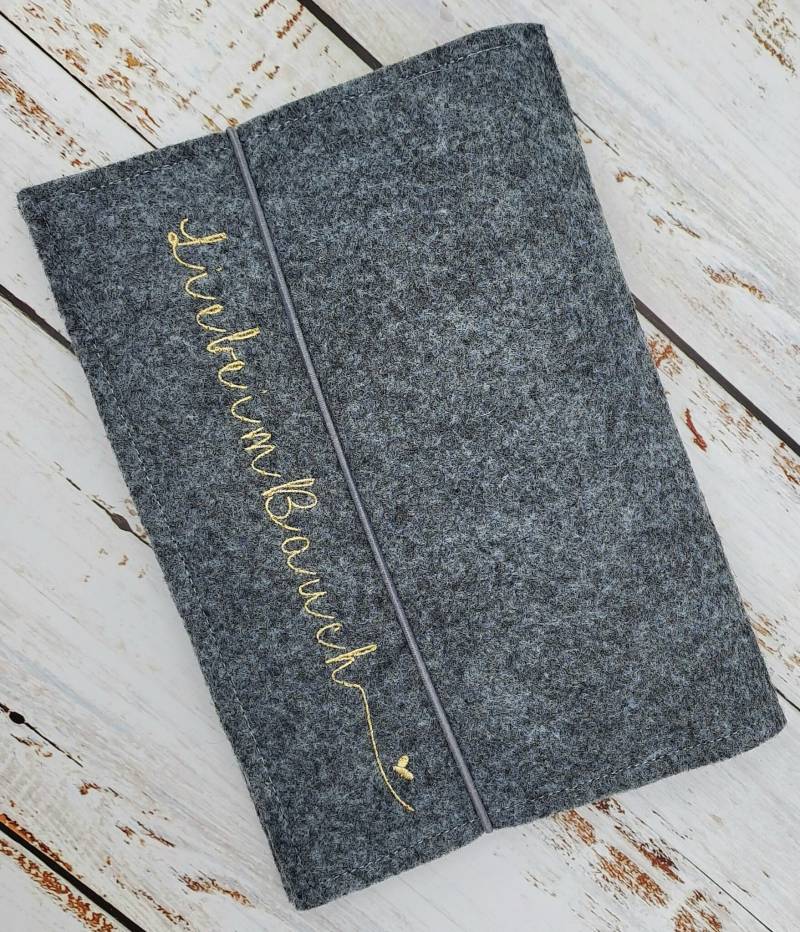 Mutterpasshülle | Bestickt |Mutterpasshülle Aus Filz Personalisierbar Personalisiert von TinyTalesHandmade