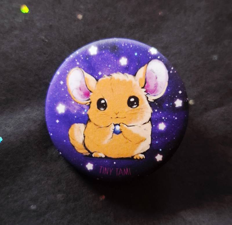 Süsser Chinchilla Button Mit Galaxy Hintergrund von TinyTami
