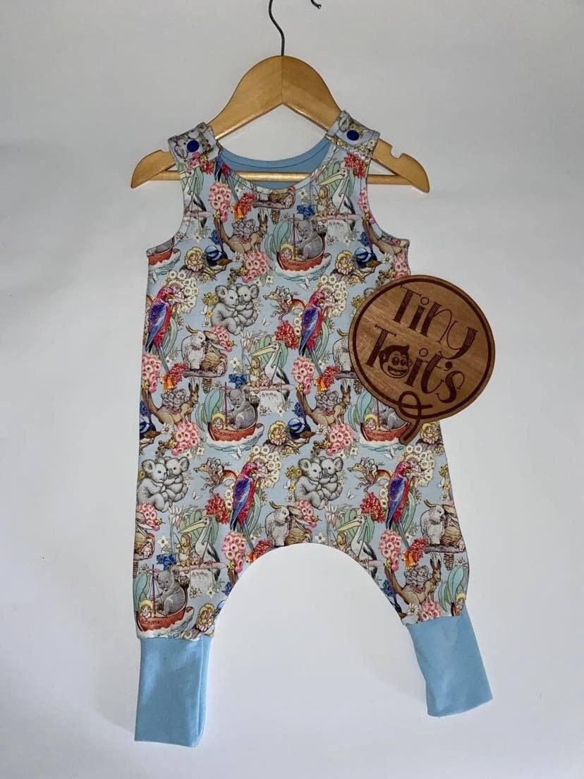 May Gibbs Gum Nut Baby Blau Kleinkind Strampler Overall von TinyToits