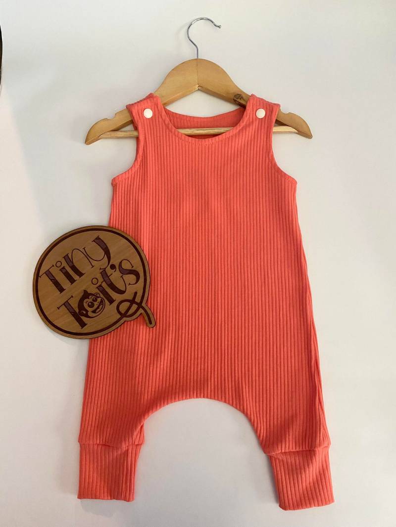 Pinky Orange Gerippter Strick Handmade Baby Strampler Overall Größe 3-6 Monate von TinyToits