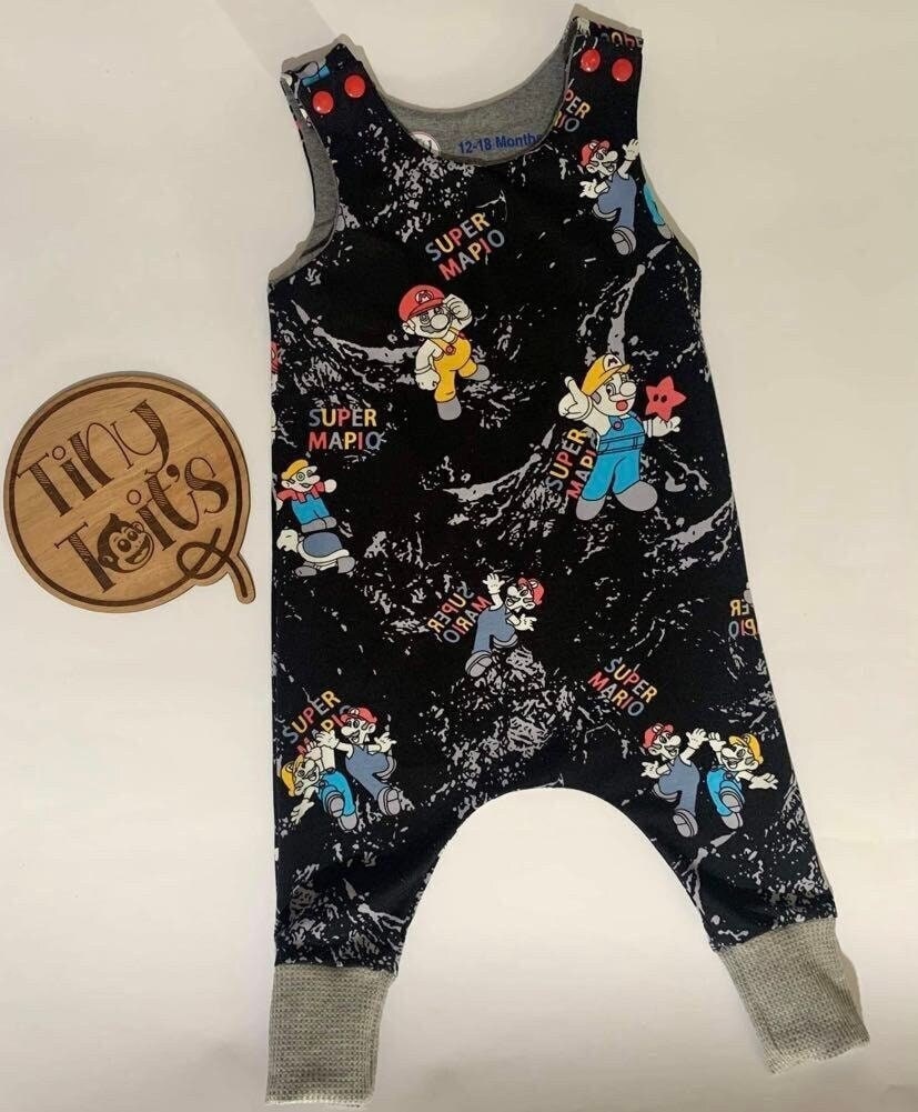 Super Mario Bros Nintendo Luigi Baby Kleinkind Strampler Overall Größe 12-18 Monate von TinyToits