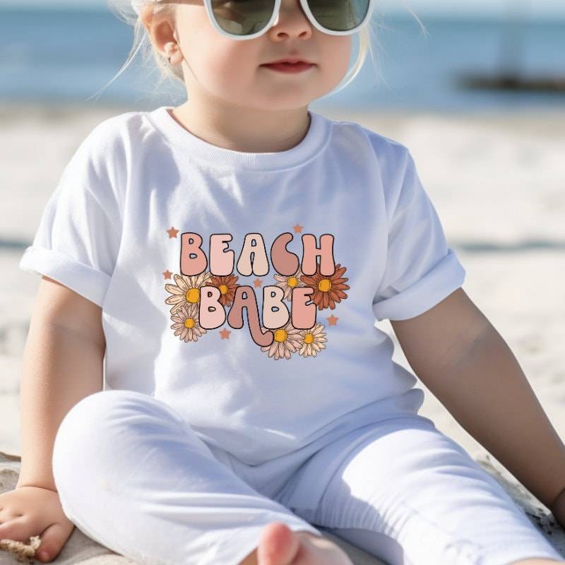 Beach Babe Kinder T-Shirt | Strand Mädchen Kleinkind Shirt Hippie Boho Sommer von TinyTotsKids