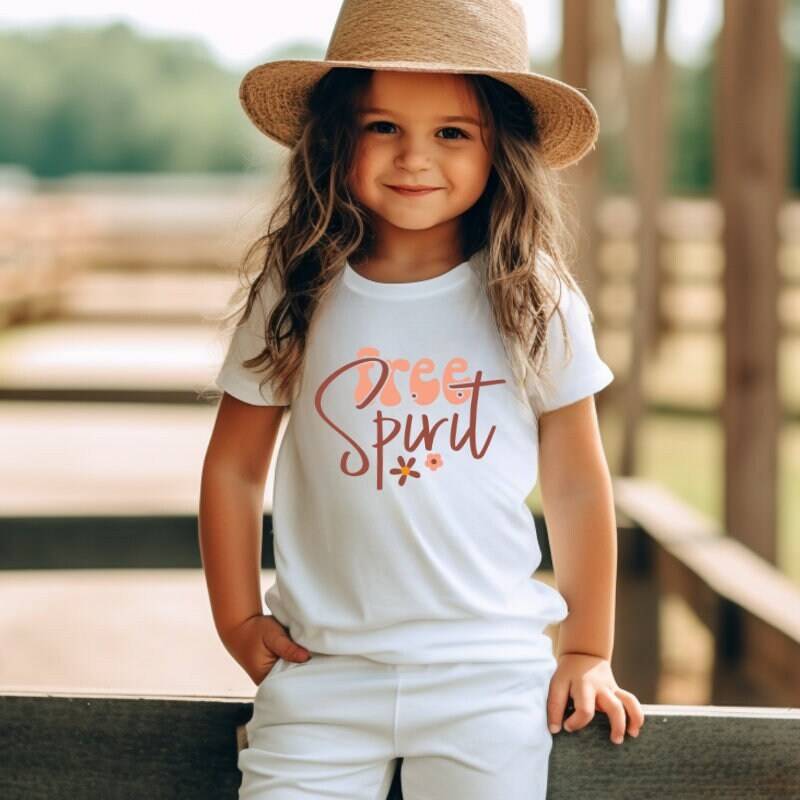 Free Spirit Kinder T-Shirt | Wildes Kind Shirt Kleinkind Mädchen Shirts Boho Strand Sommer von TinyTotsKids
