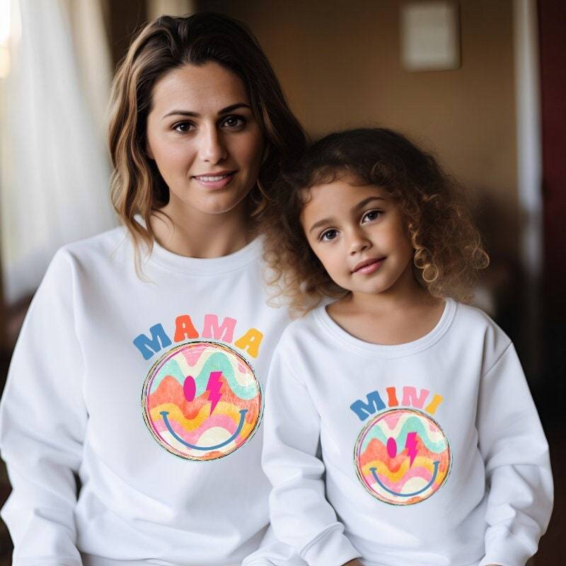 Mama Emoji Sweatshirt | Mama Und Ich Outfit Mommy & Me Passender Pullover Mutter Tochter Muttertagsgeschenk von TinyTotsKids