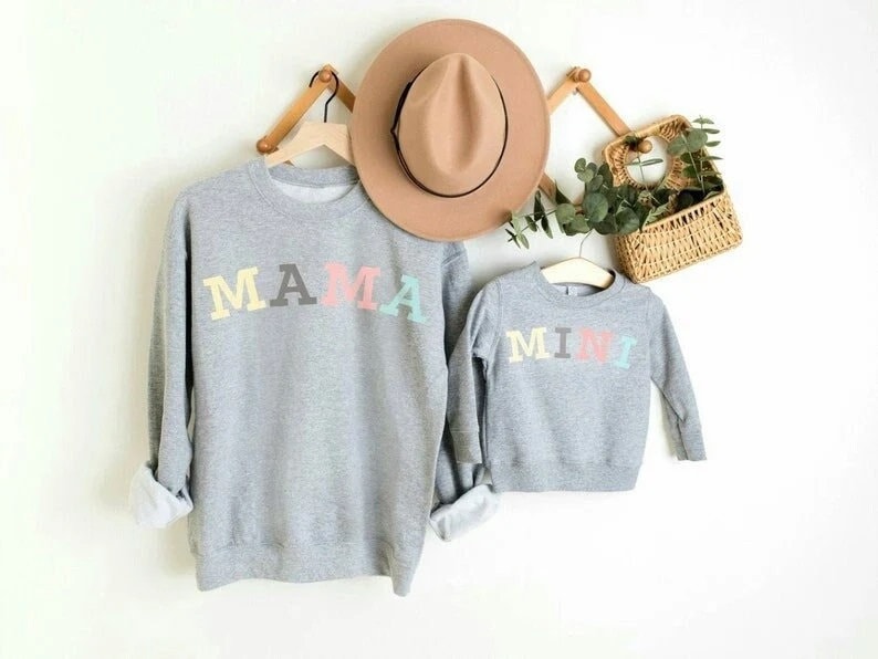 Mama Und Ich Outfit | Mutter Tochter Sweatshirt Mommy & Me Passender Pullover Sohn Geschenk Muttertag von TinyTotsKids