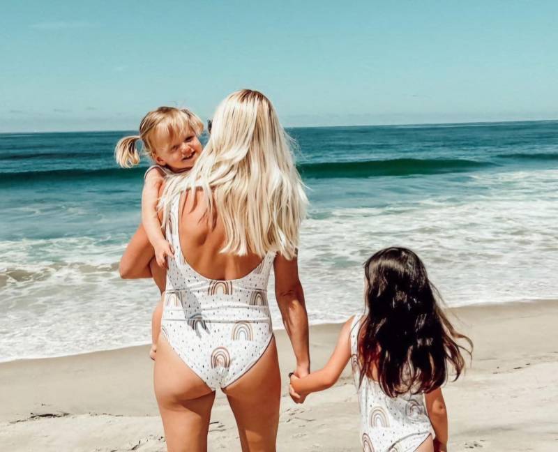 Mommy & Me Regenbogen Badeanzüge | Mama Und Ich Outfits Passende Familie Bademode Muttertagsgeschenk von TinyTotsKids