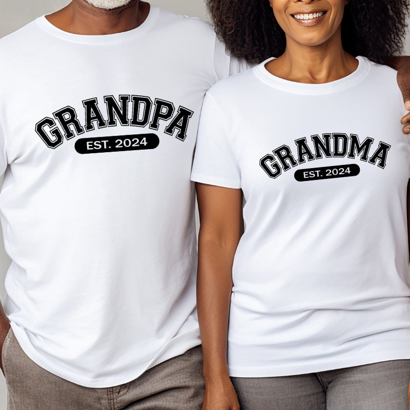 Oma Est 2024 Sweatshirt | Großvater Shirt Geschenk Für Nana Schwangerschaft Ankündigung Oma Est 2024 Sweatshirt | Großvater Shirt Geschenk Für Nana Schwangerschaft Ankündigung von TinyTotsKids