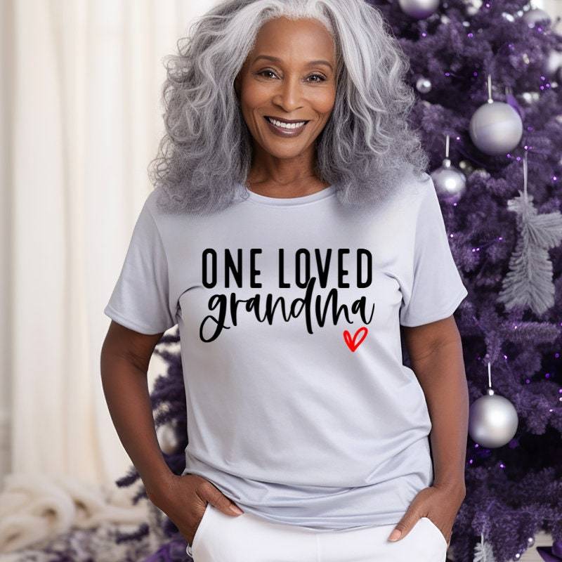 Oma Shirt | Est 2024 Cooles Tshirt Geschenk Für Neue Großmutter Schwangerschaftsankündigung One Loved von TinyTotsKids