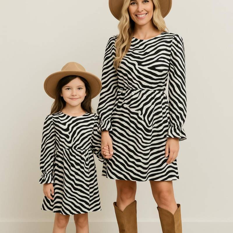 Passende Zebra Print Mama Und Ich Kleider Rayon Mutter Tochter Outfits, Kleider, Minikleid von TinyTotsKids