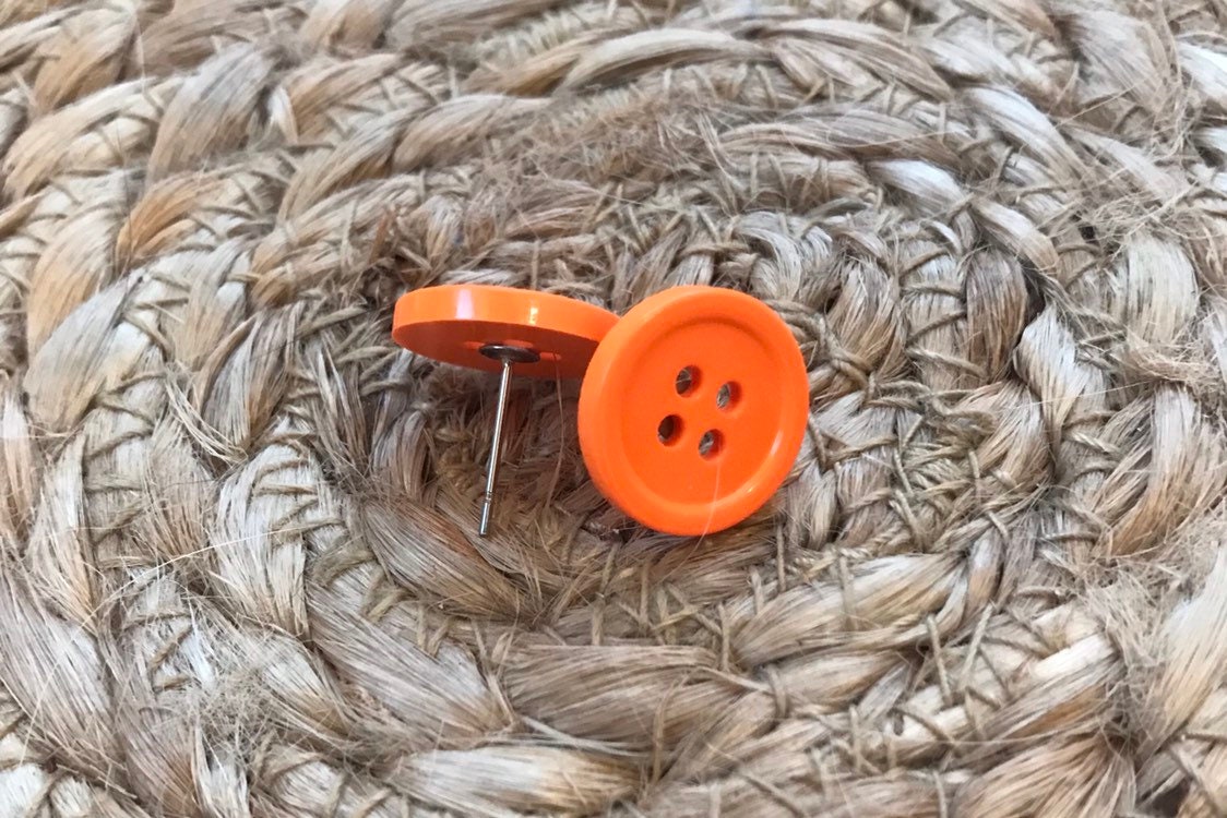 Glänzende Retro Orange Halloween Knopf Ohrringe von TinyTreasureDesignCo
